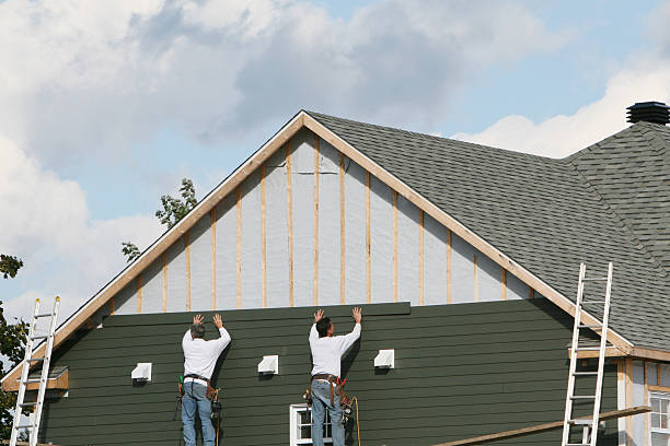 Professional Siding technician working in Georgetown, CT